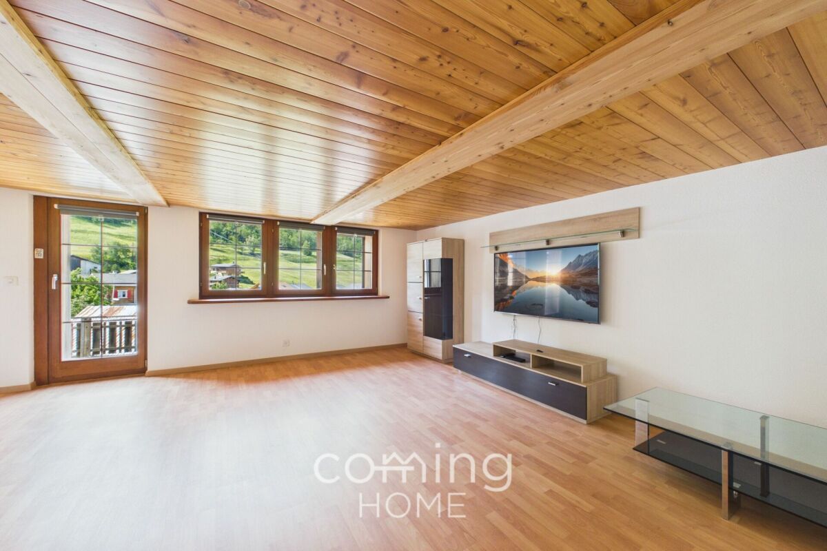 Wohnzimmer mit Holzdecke und Panoramafenstern