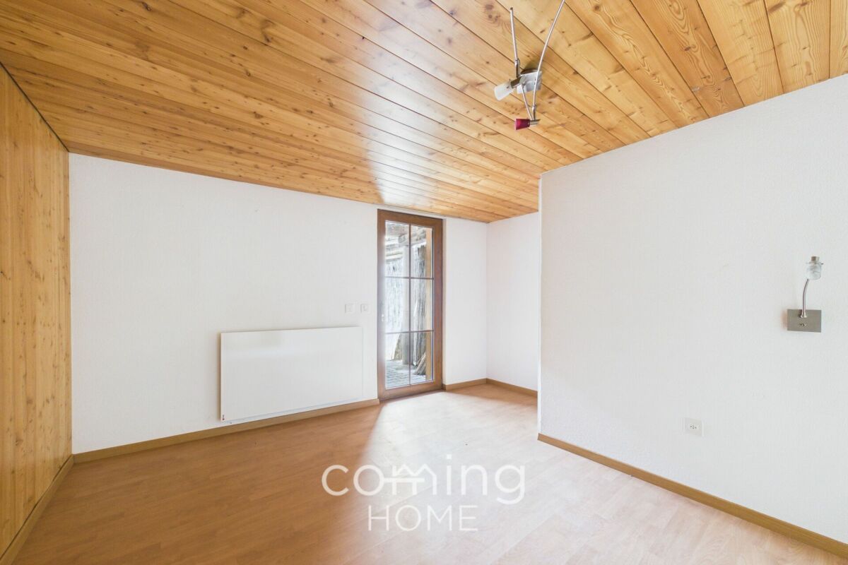 Leeres Zimmer mit Holzdecke