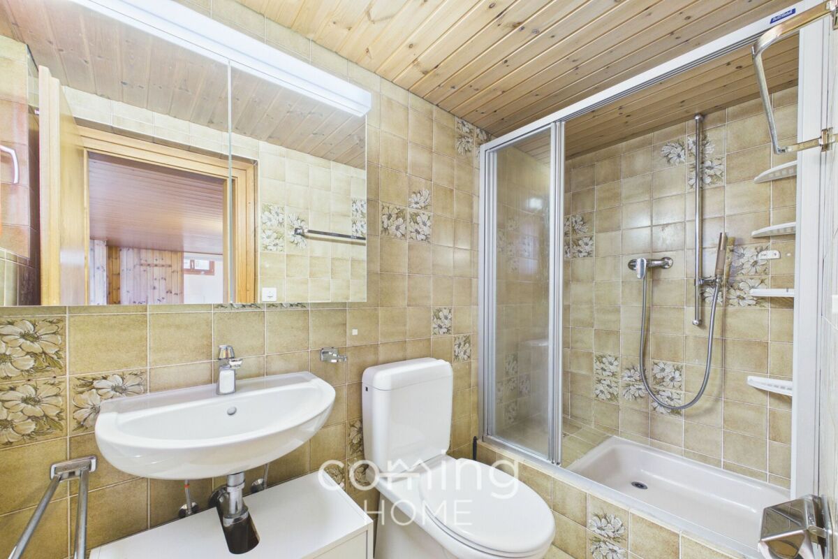 Kleines Badezimmer mit Dusche, Waschtisch und WC