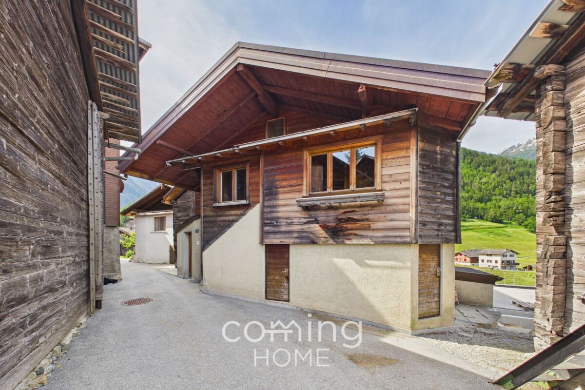 Rustikales Chalet-Äußeres im Bergdorf