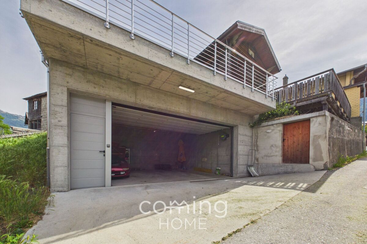 Betong-Garage mit Balkon und Hanglage