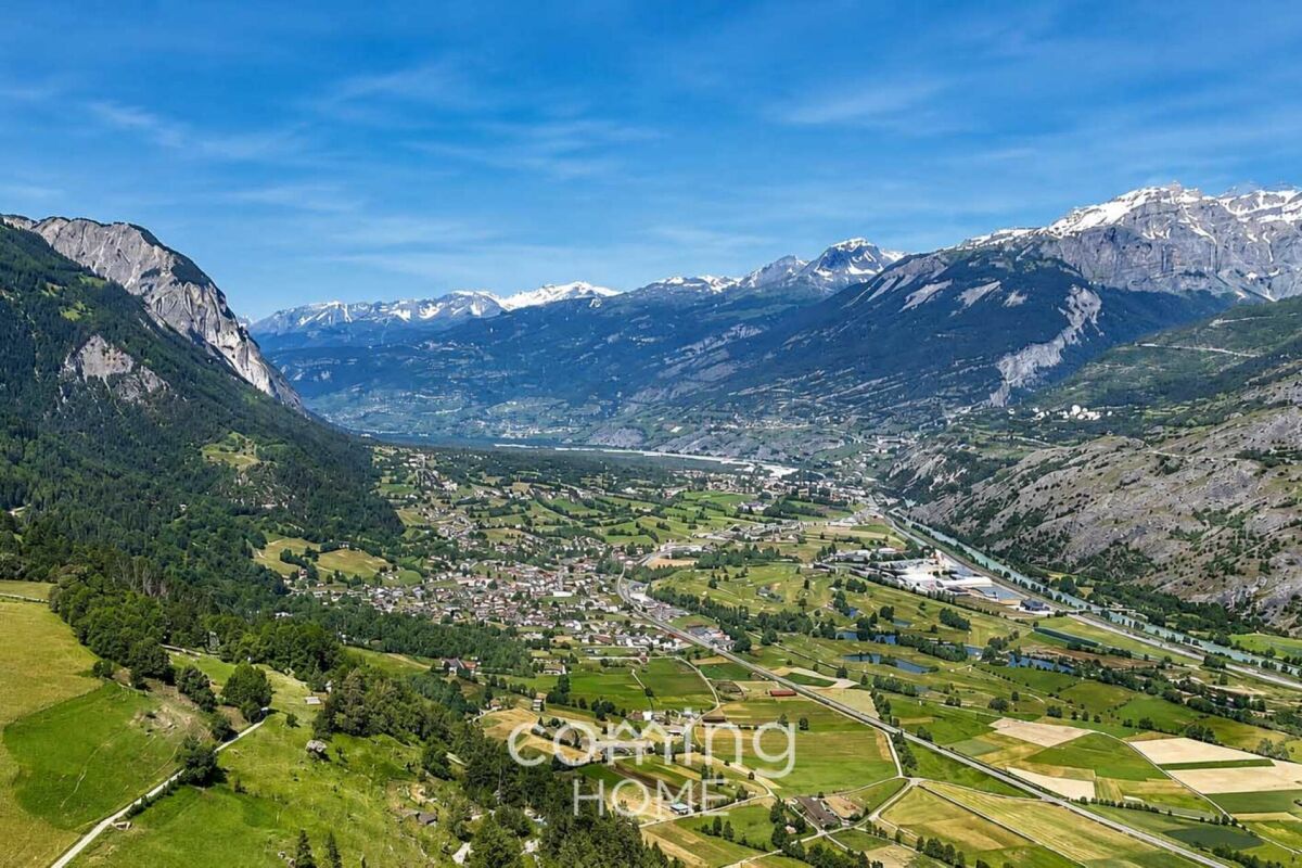 Alpenpanorama mit Tal und Bergen