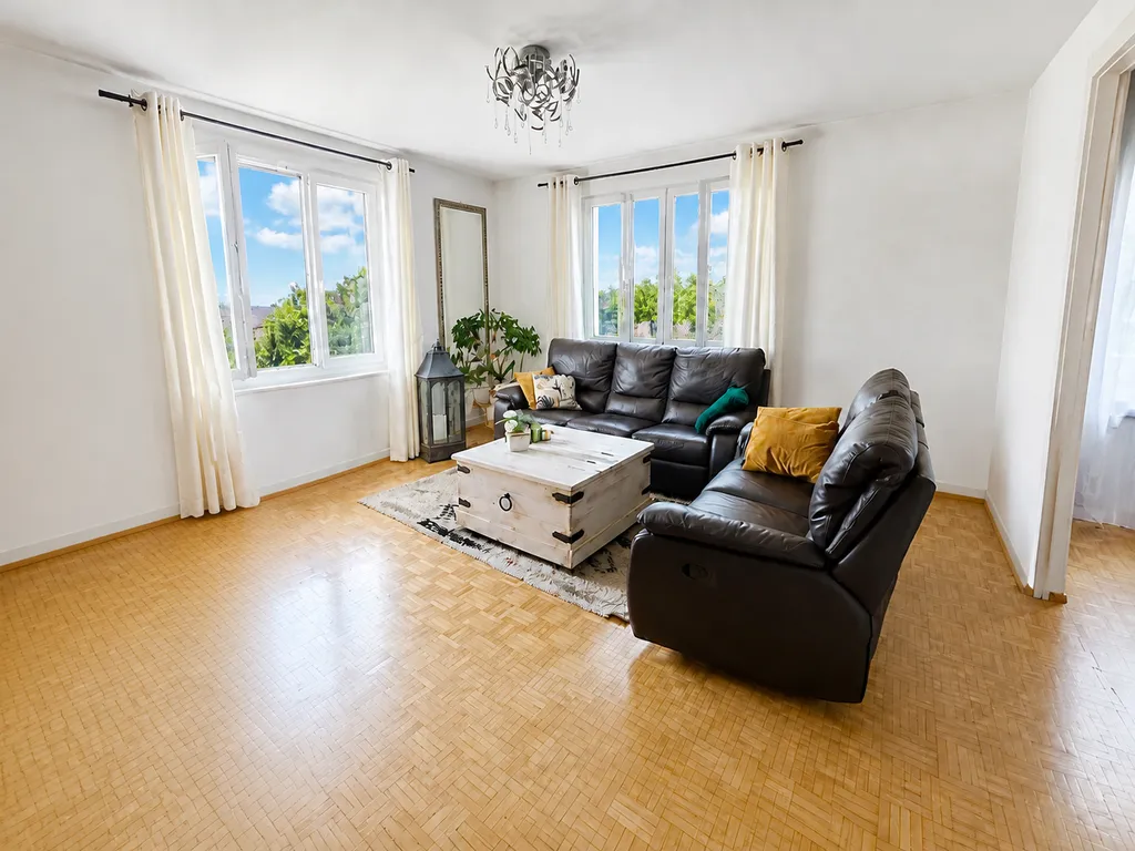 Helles Wohnzimmer mit Sitzgruppe