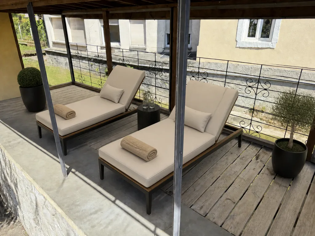 Überdachte Terrasse mit Liegen