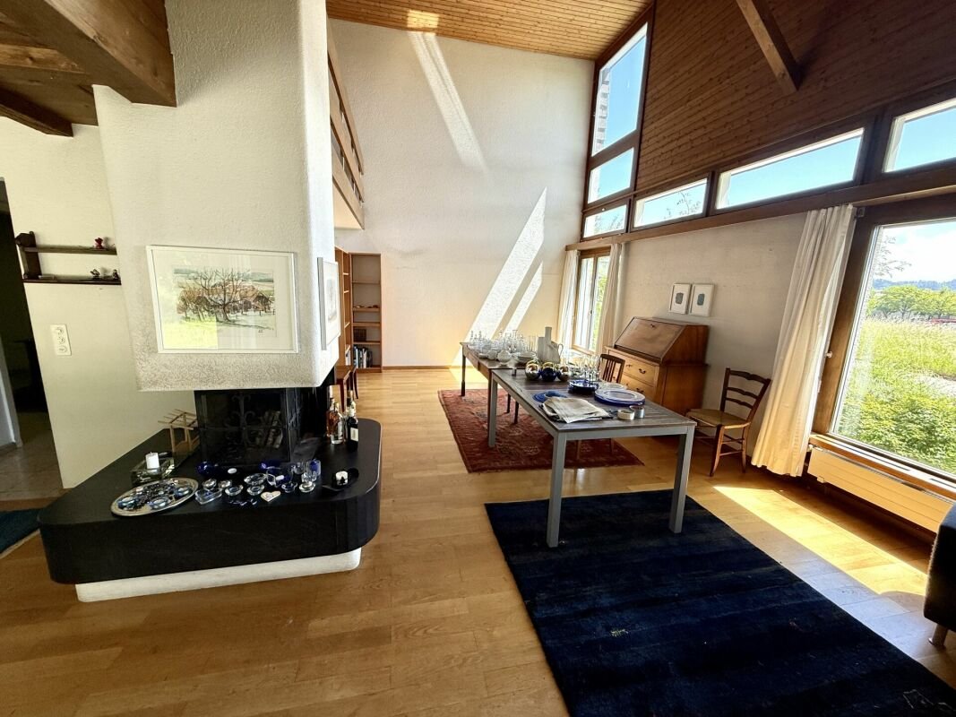 Wohn- und Essbereich mit hoher Decke