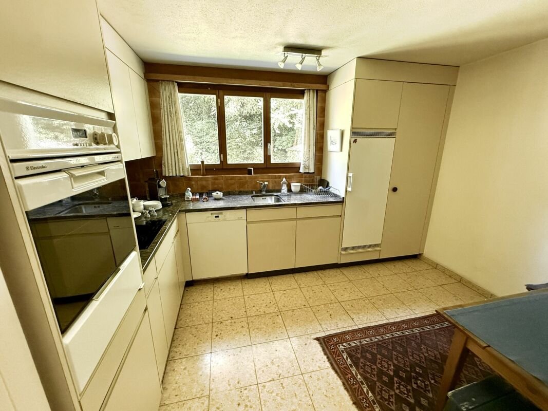 Kompakte Einbauküche mit Fensterfront
