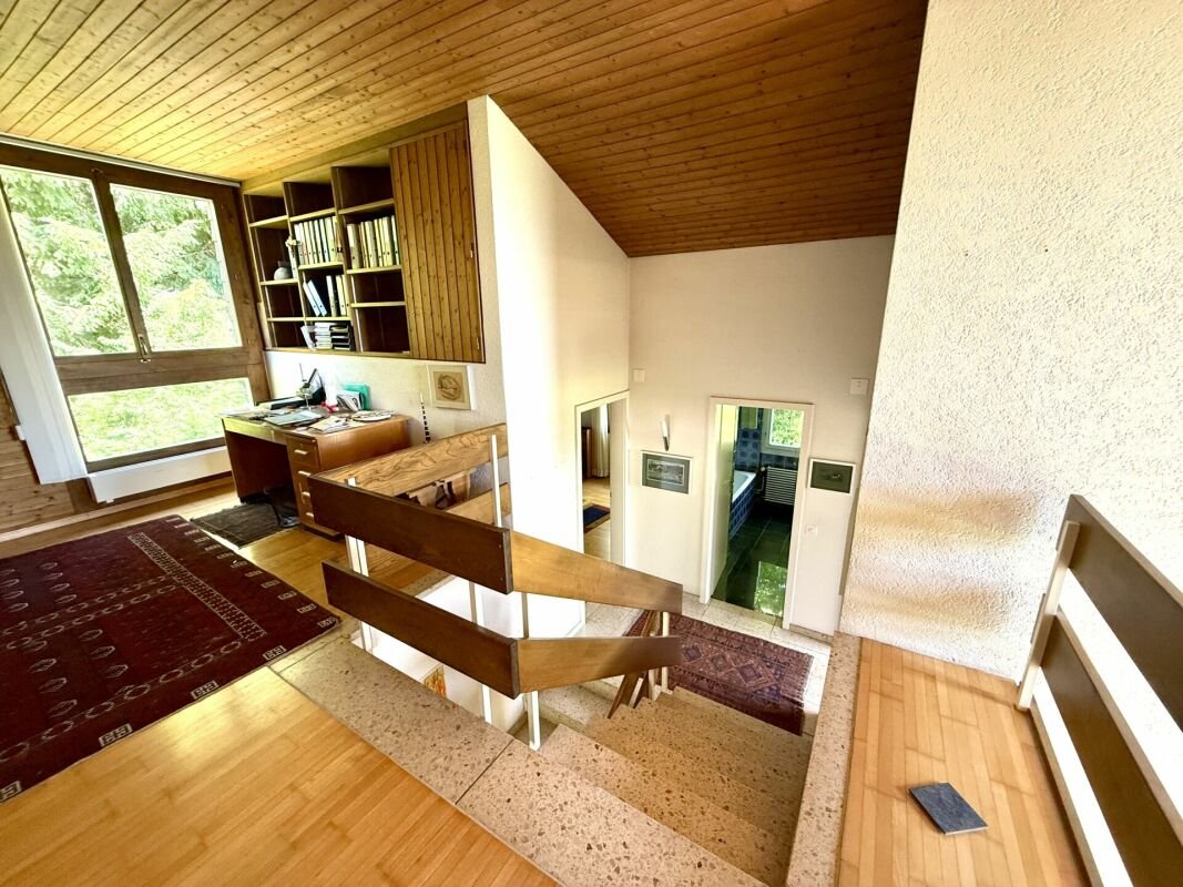 Galerie mit Treppe und Arbeitsbereich