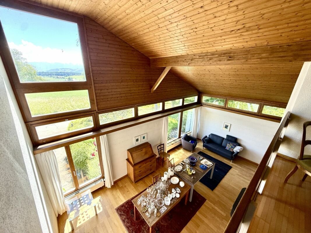 Wohnbereich mit Holzdecke und Panoramafenstern