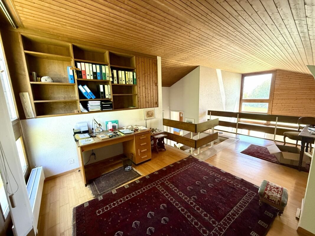 Galerie mit Holzdecke und Arbeitsbereich