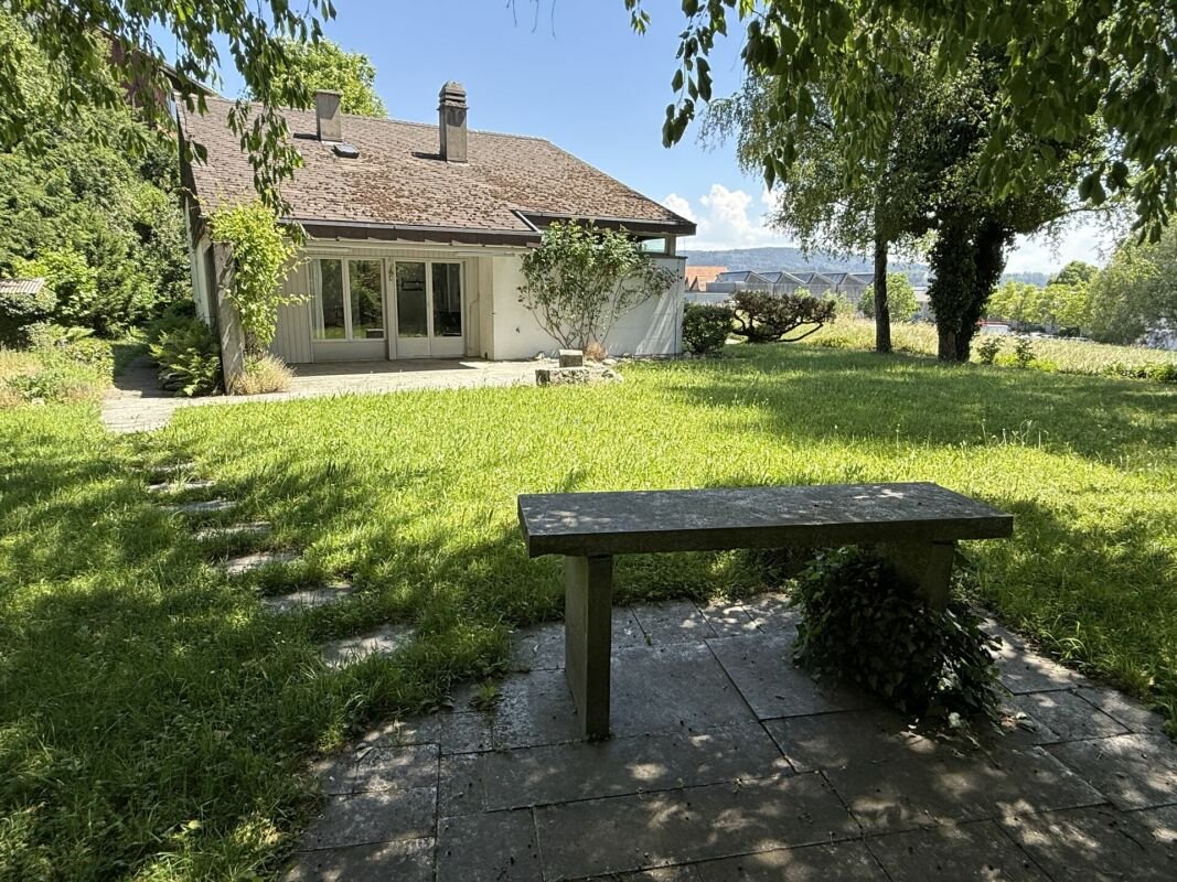 Gartenansicht eines Hauses mit Terrasse