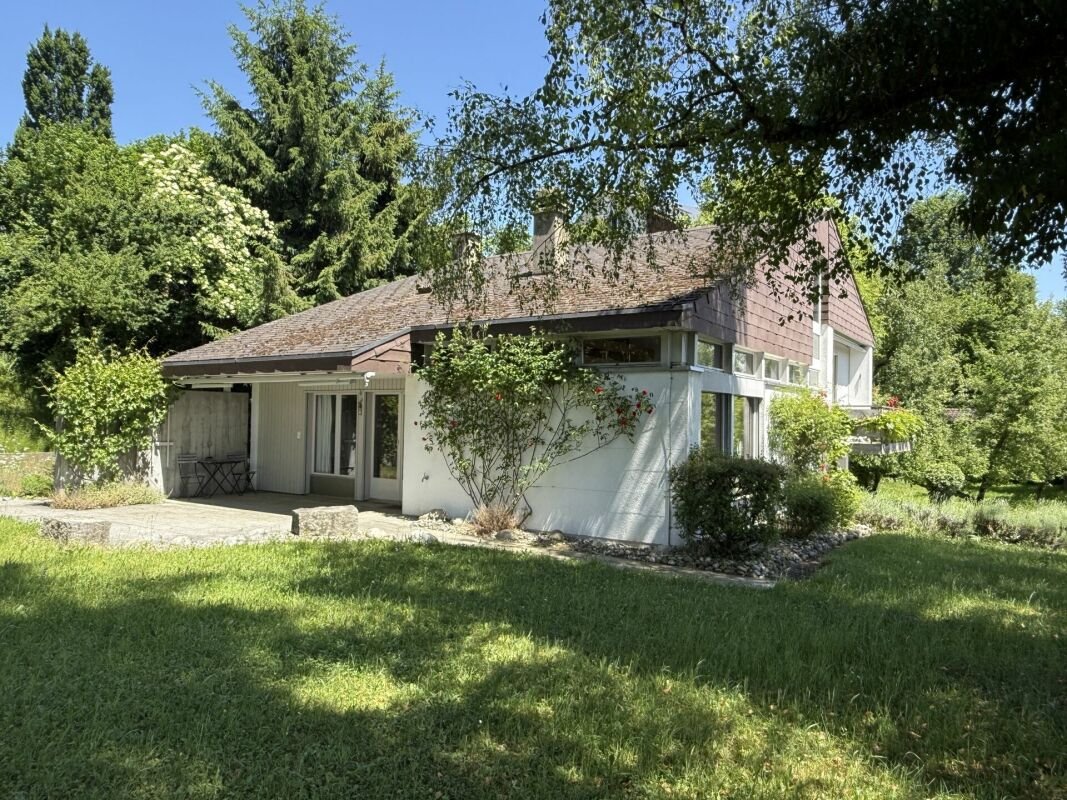 Haus in grüner Gartenumgebung