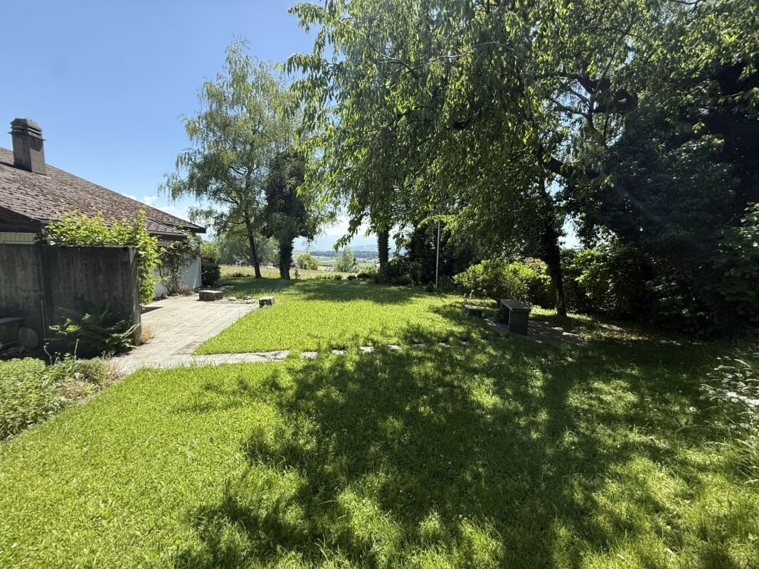 Großer Garten mit Terrasse und altem Haus