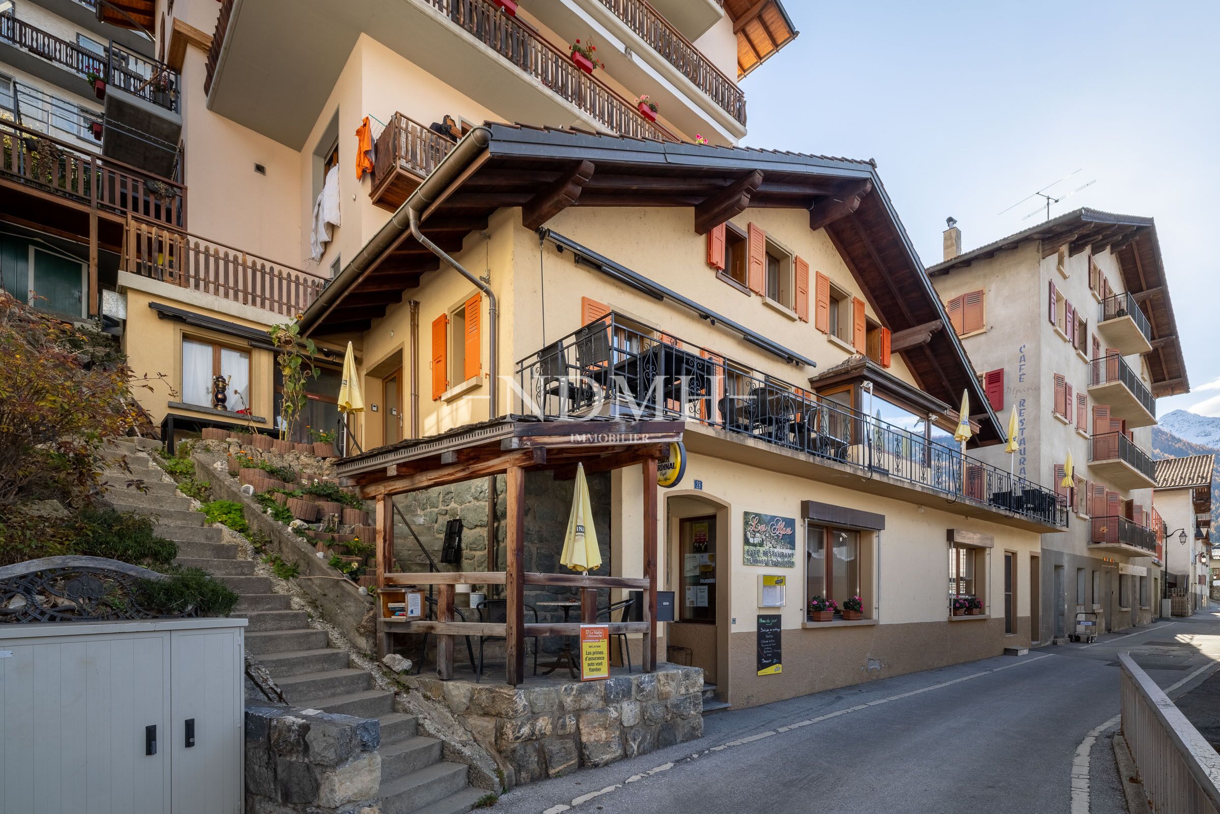 Alpines Gebäudeensemble mit Restaurant und Balkonen
