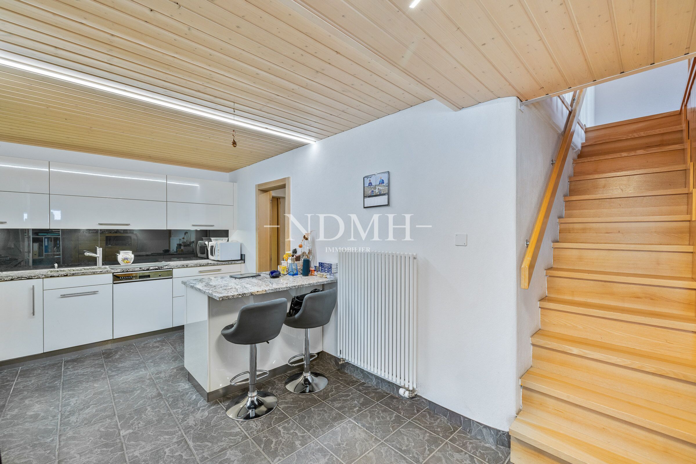 Moderne Küche mit Treppe