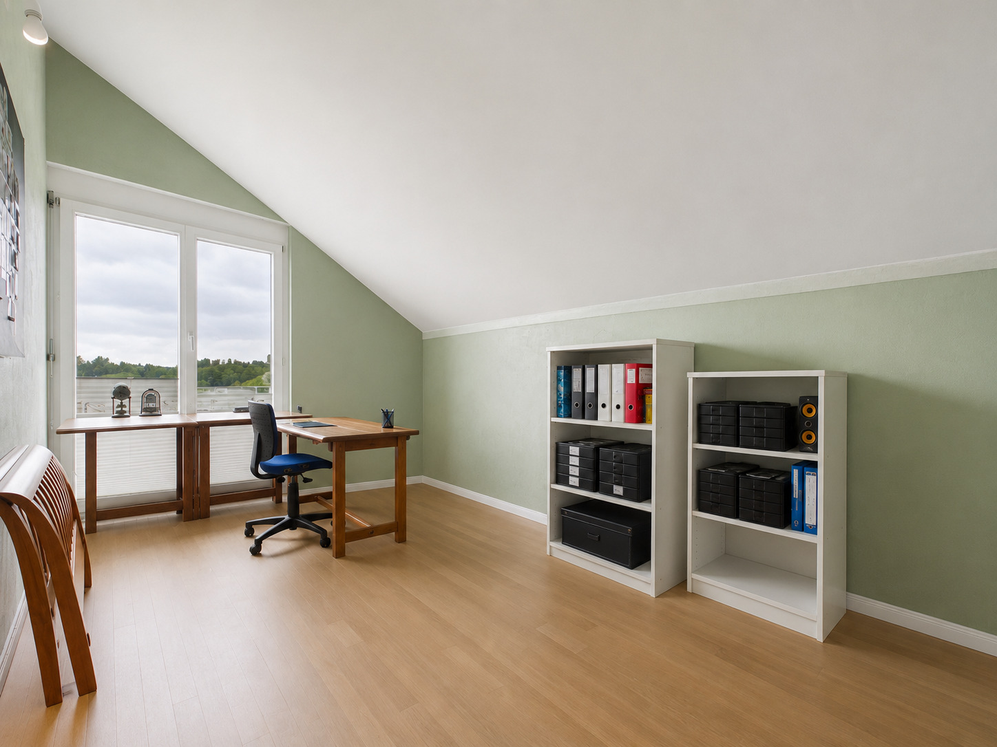 Helles Dachzimmer als Arbeitszimmer