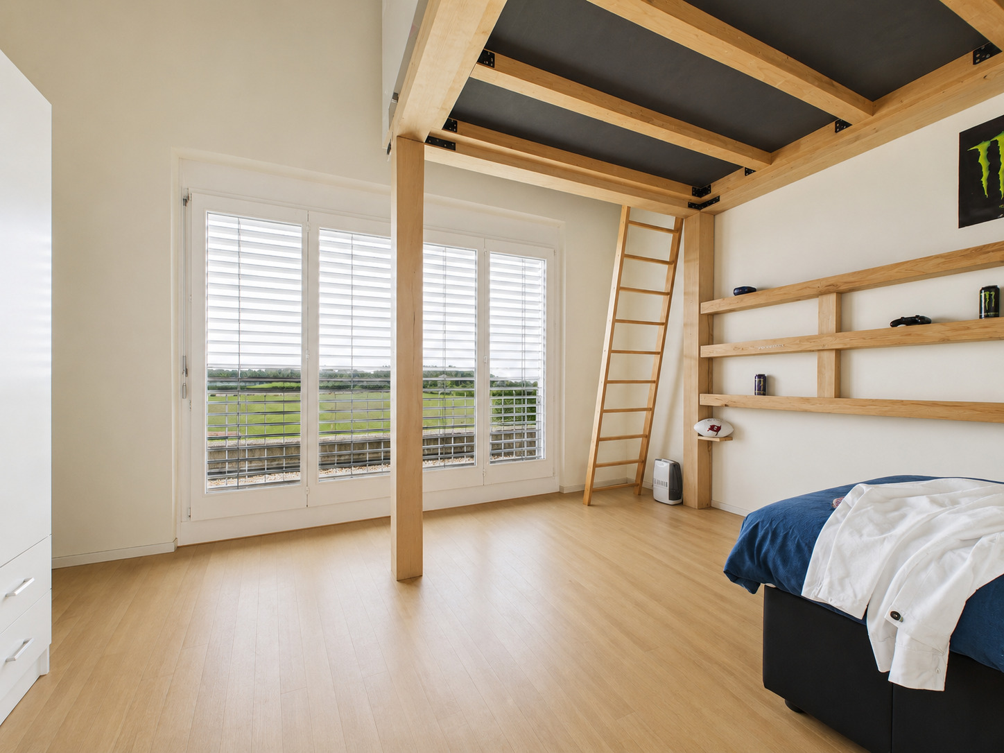 Helles Schlafzimmer mit Hochbett und Fensterblick