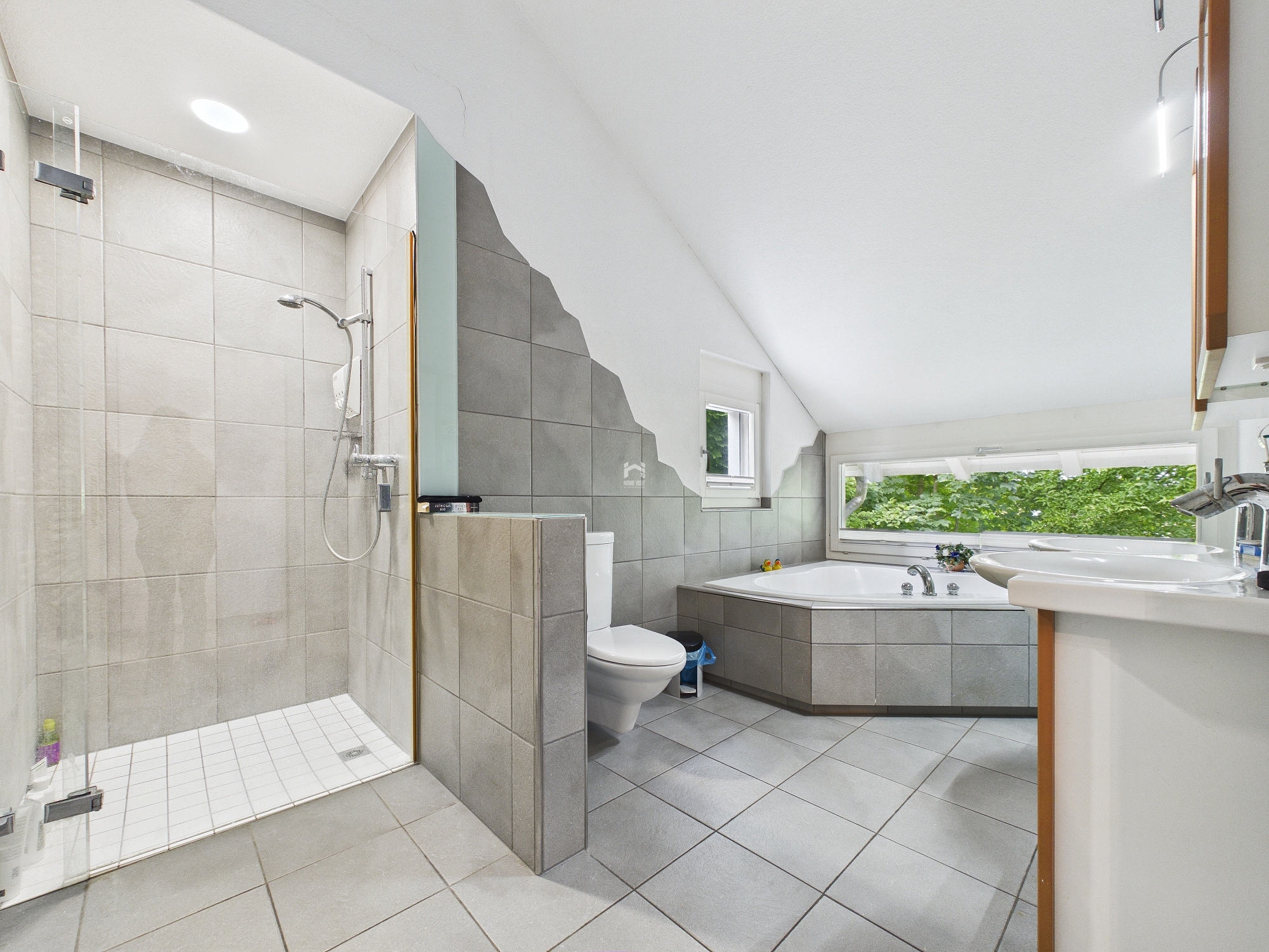 Modernes Badezimmer mit Dachschräge und Badewanne