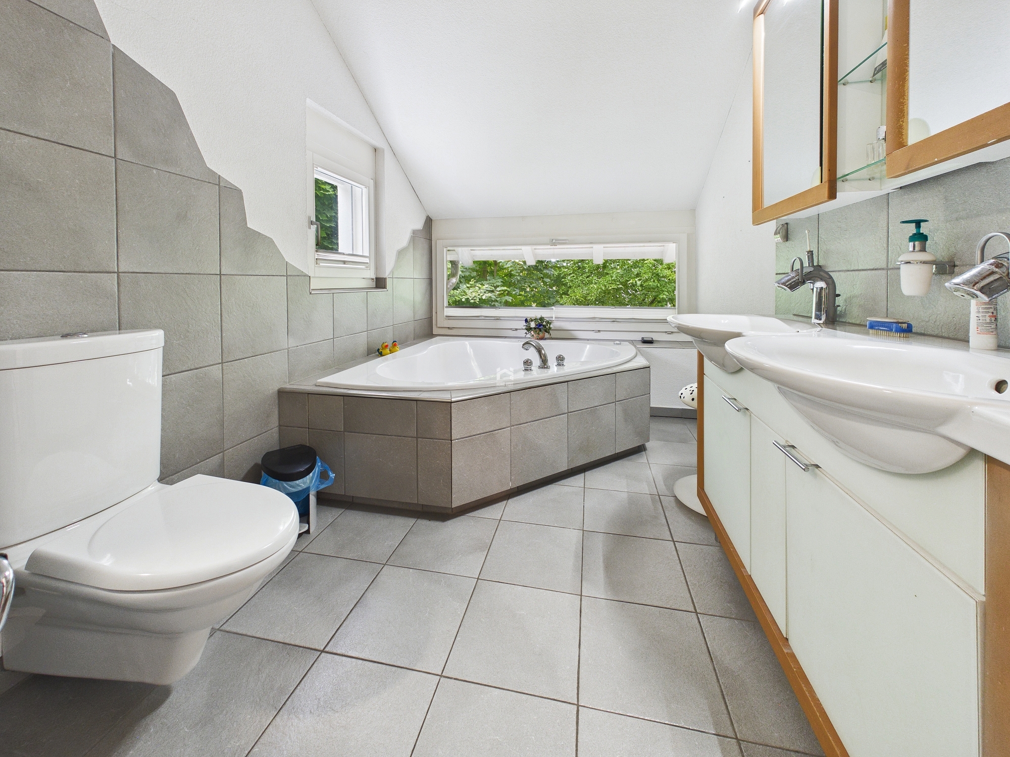 Modernes Badezimmer mit Badewanne und Doppelwaschbecken