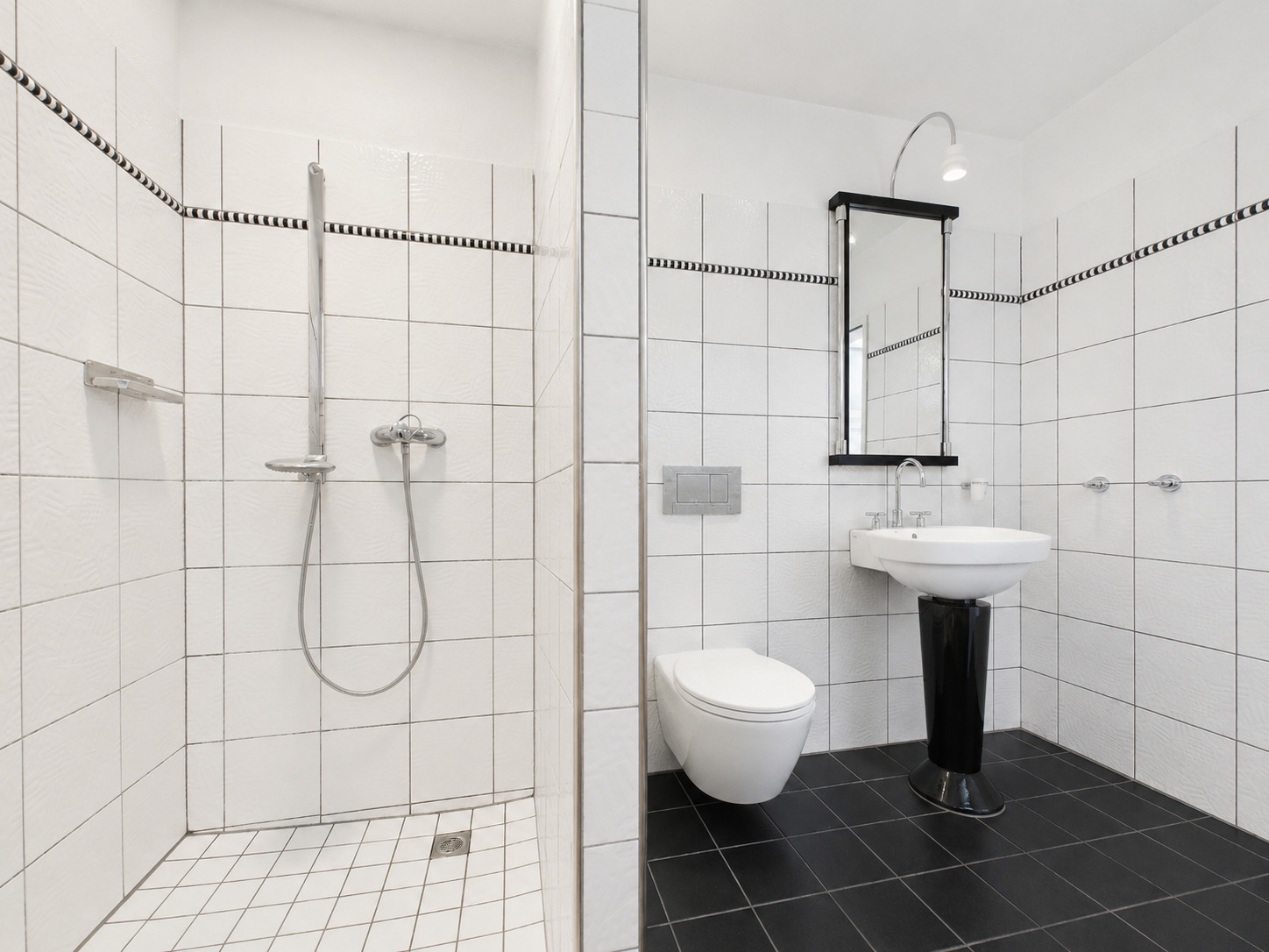 Modernes Badezimmer mit Dusche und WC