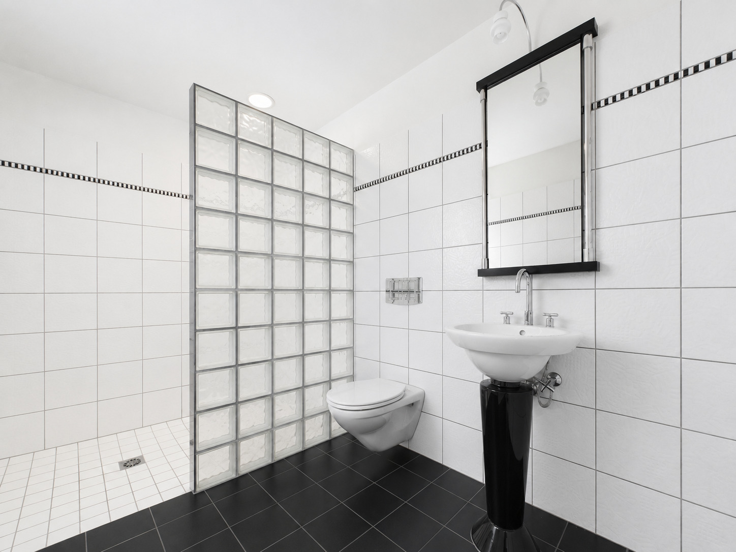 Modernes Badezimmer mit Dusche, WC und Waschbecken