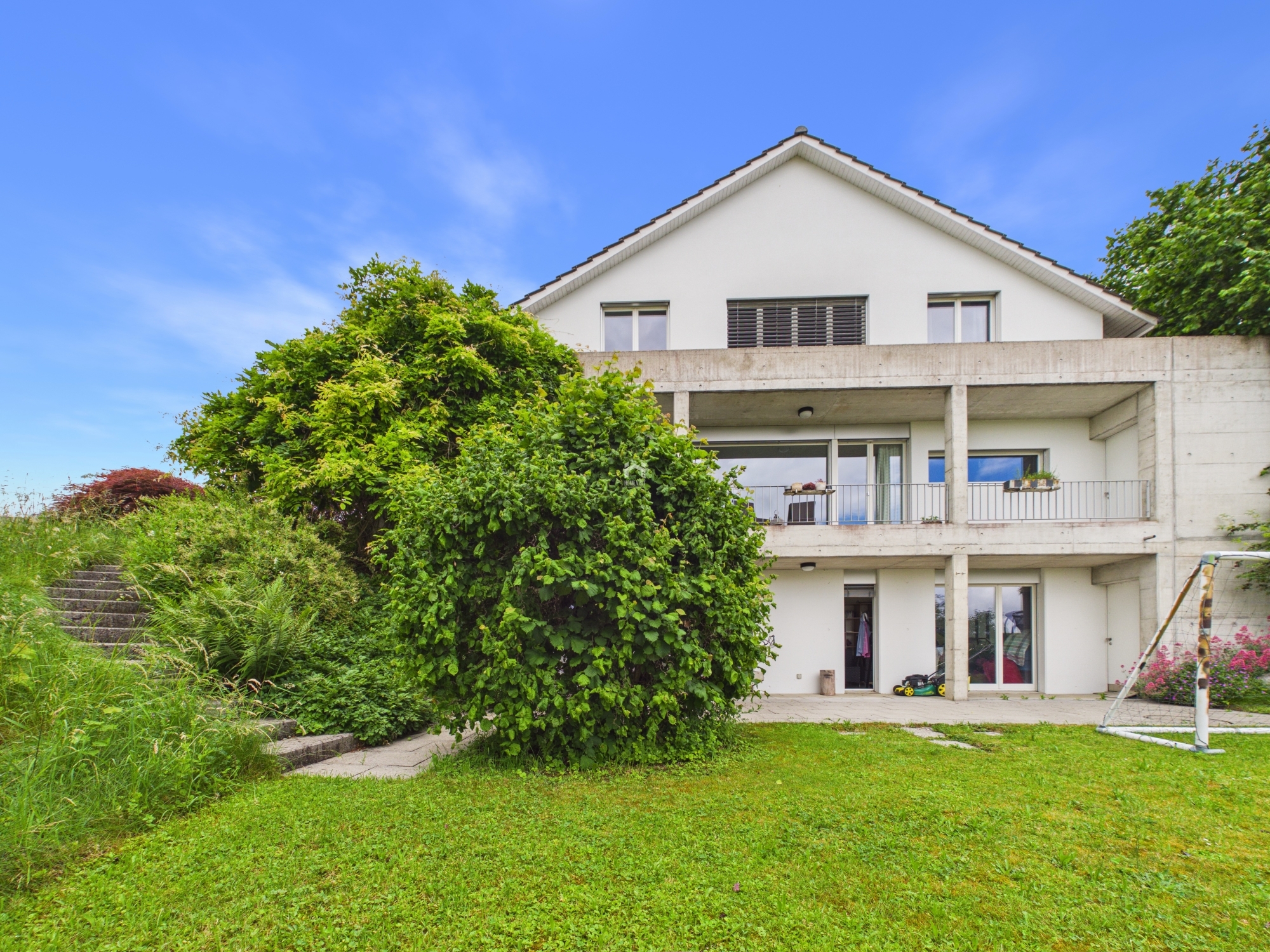 Modernes Einfamilienhaus mit großzügigem Garten