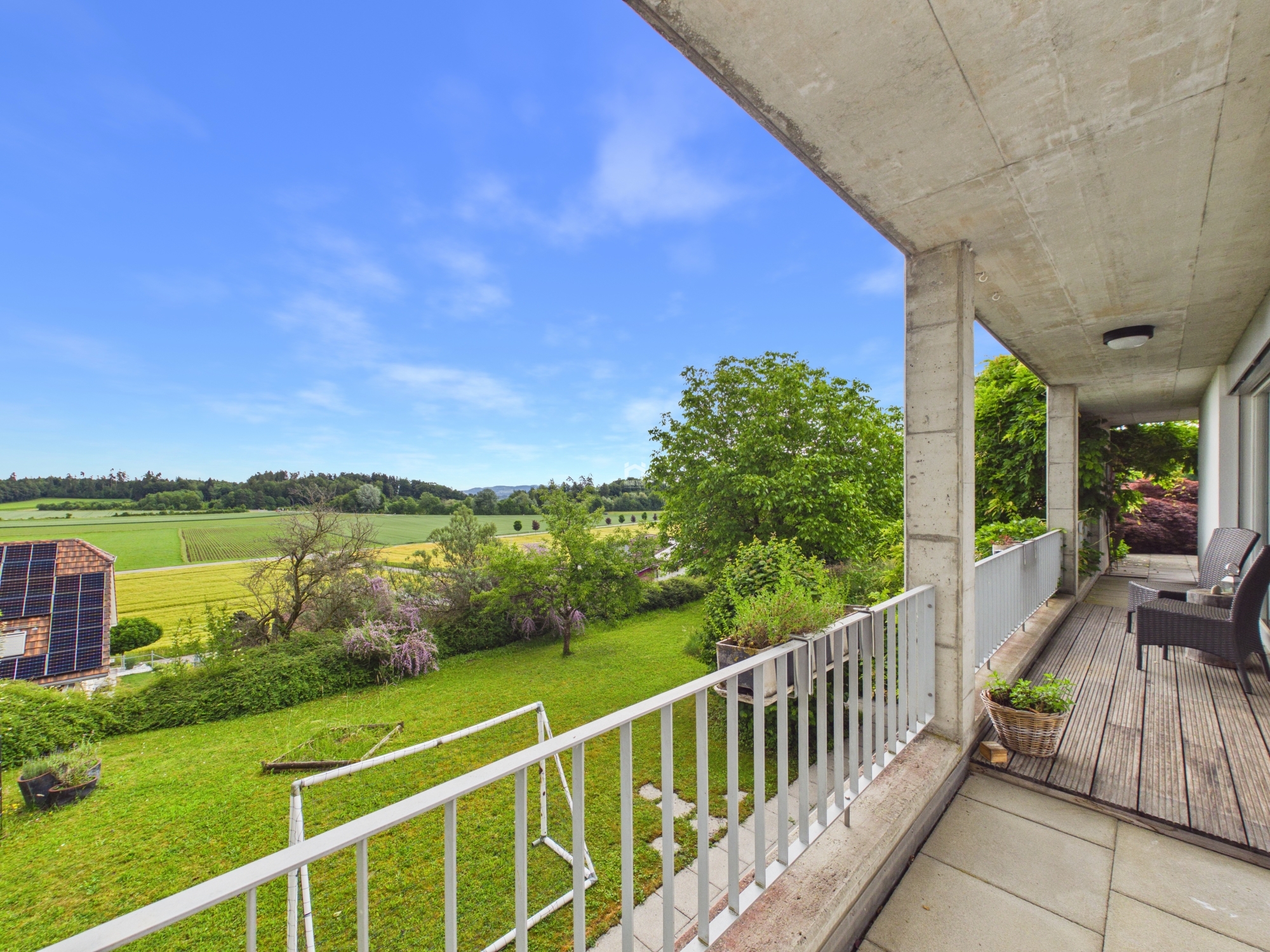 Balkon mit weitem Landschaftsblick