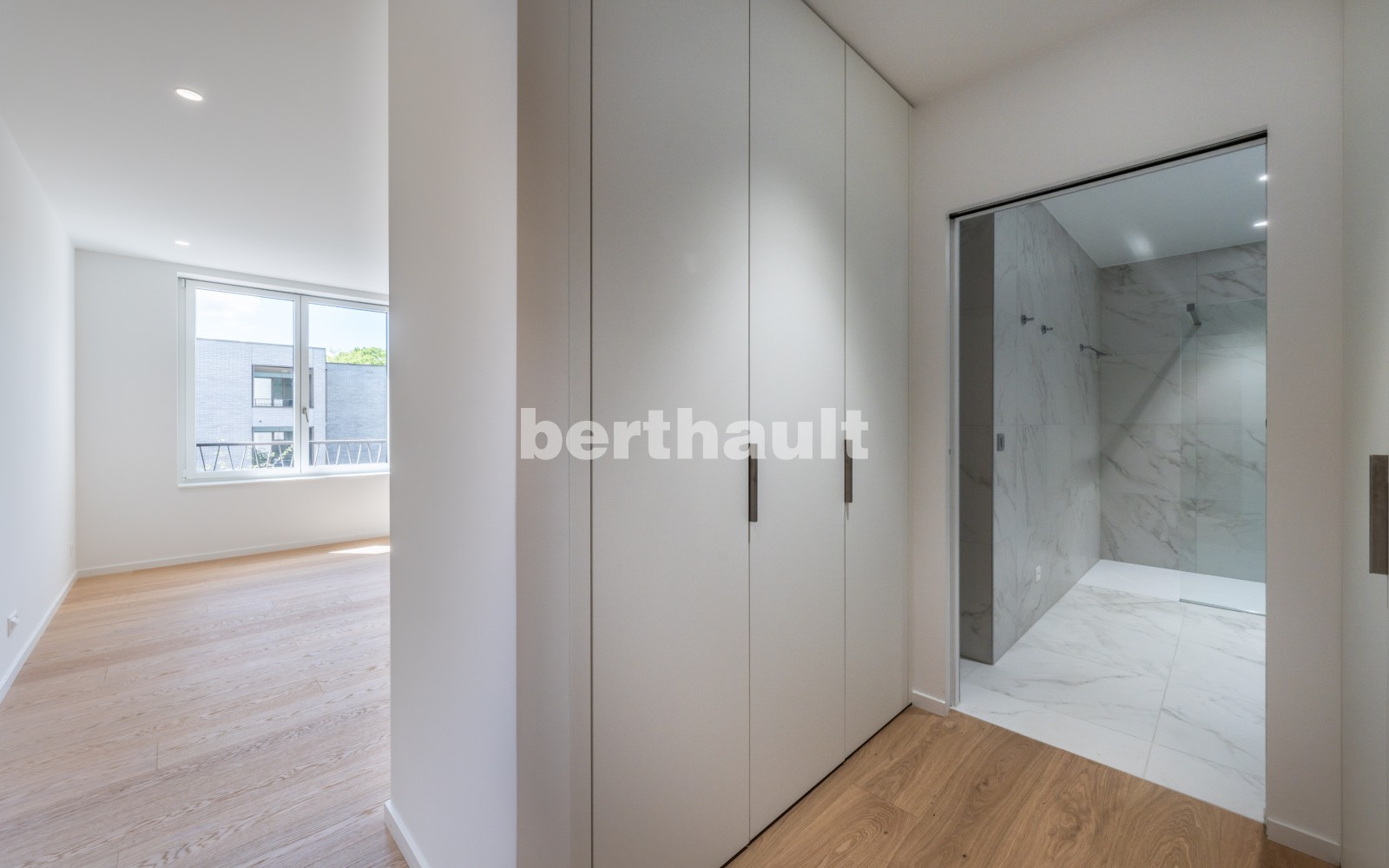 Heller moderner Innenraum mit begehbarem Bad und Einbauschrank