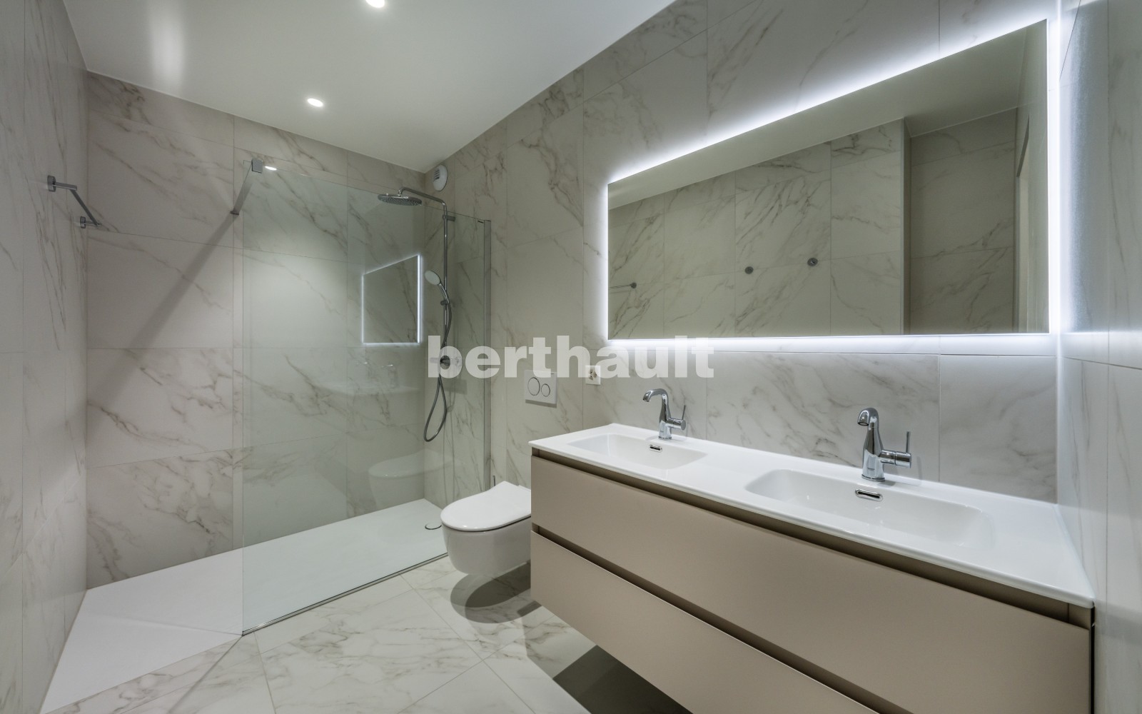 Modernes Badezimmer mit Doppelwaschtisch und Walk-in-Dusche