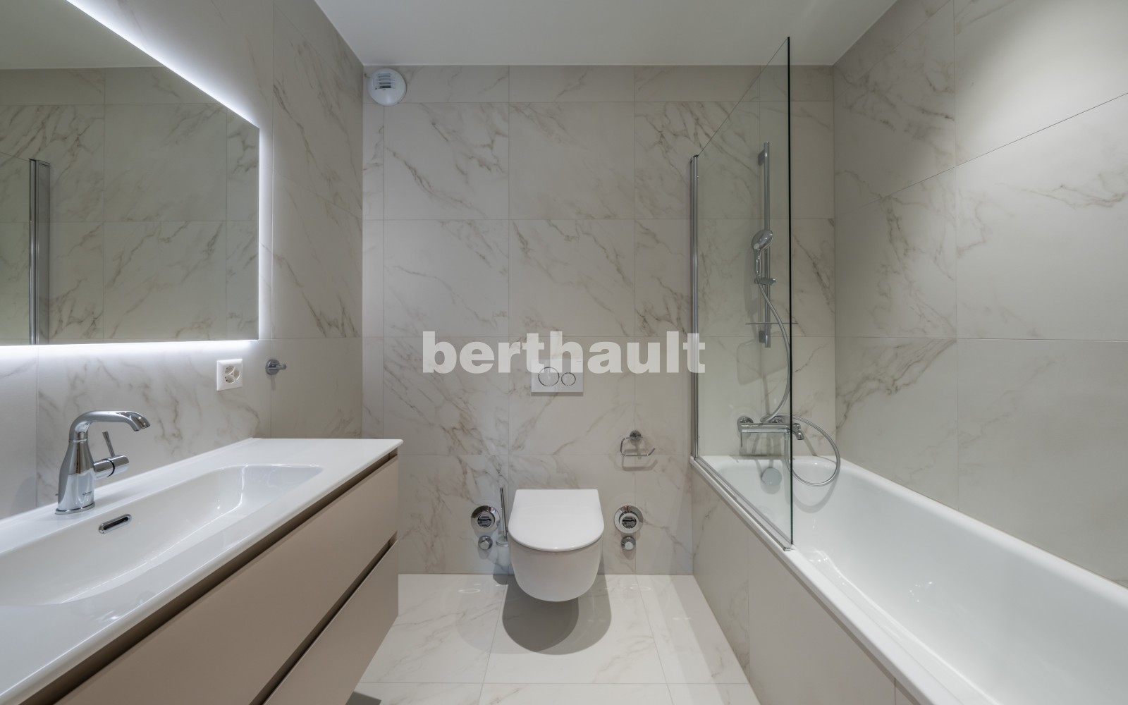 Modernes Badezimmer mit Wanne, WC und Waschtisch
