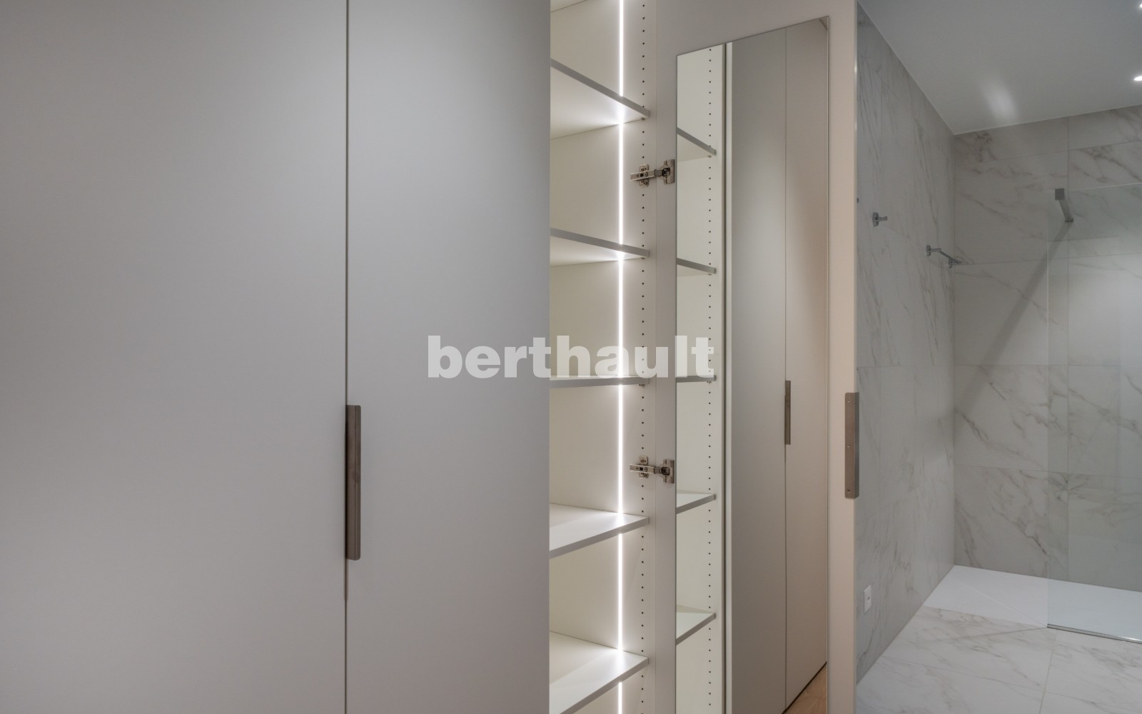 Begehbare Ankleide mit angrenzendem Bad
