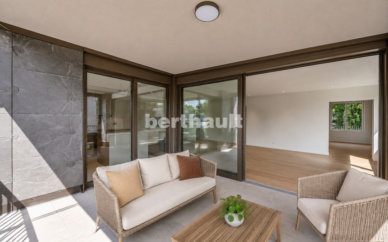 Überdachte Terrasse mit Sitzgruppe