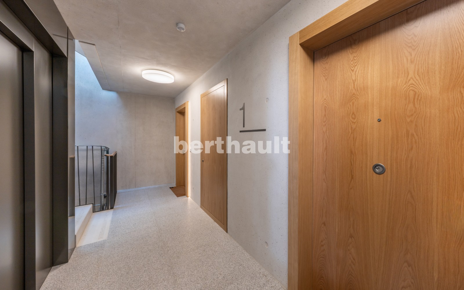 Modernes Treppenhaus mit Holztüren