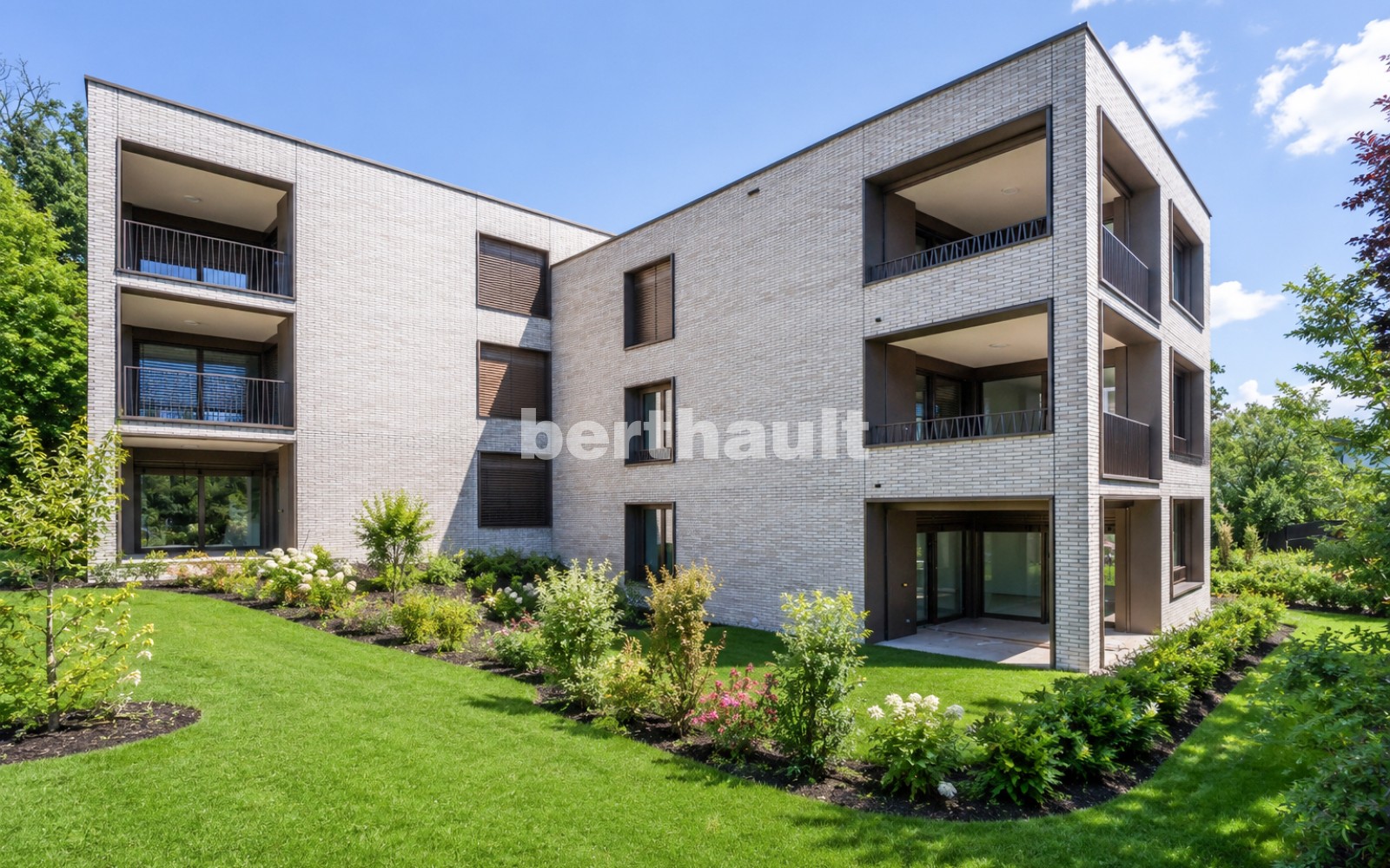Modernes Mehrfamilienhaus mit Garten