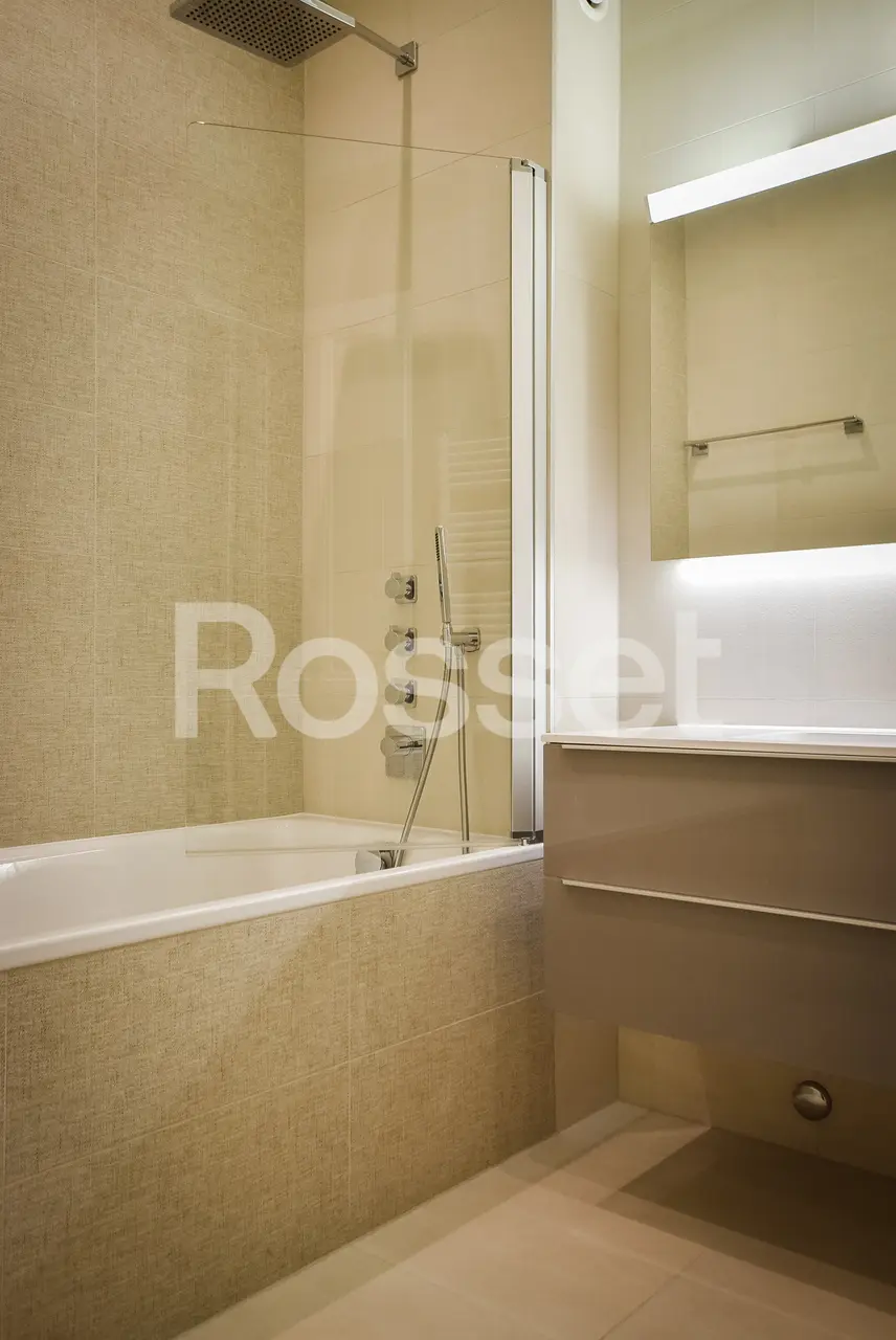 Modernes Badezimmer mit Badewanne und Waschplatz
