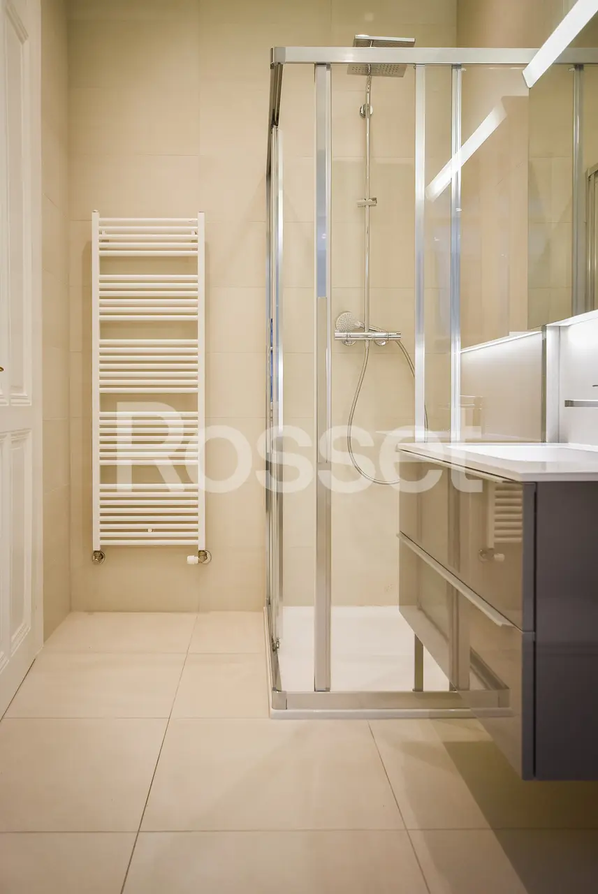 Helles modernes Badezimmer mit Dusche