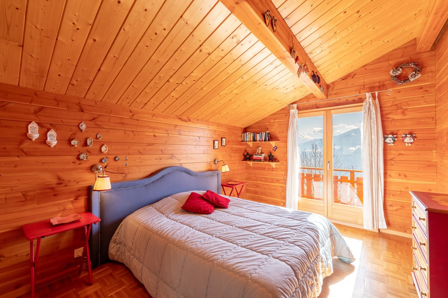 Gemütliches Schlafzimmer im Holzstil mit Bergblick