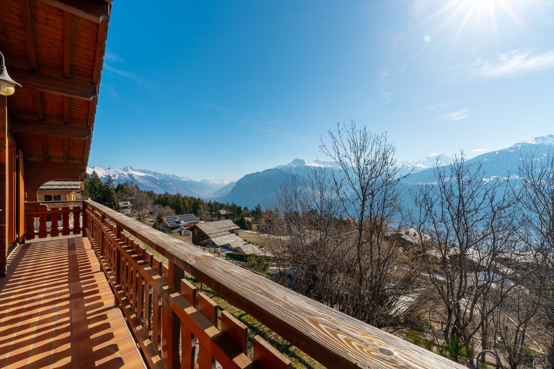 Balkon mit Bergpanorama