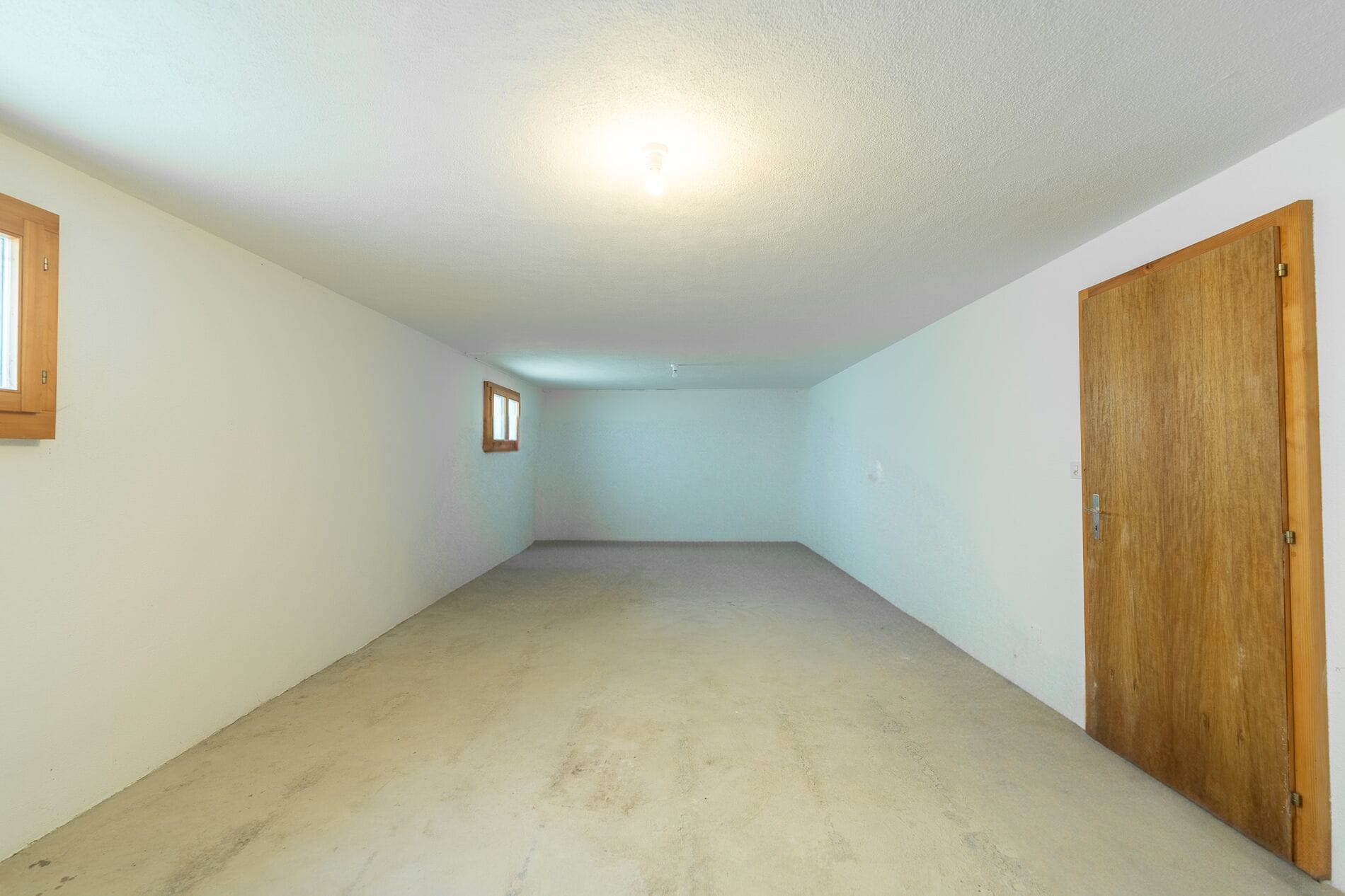 Kellerraum mit schräger Decke