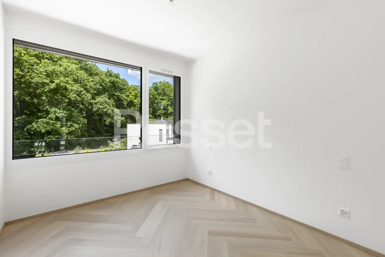 Leerer heller Raum mit großem Fenster