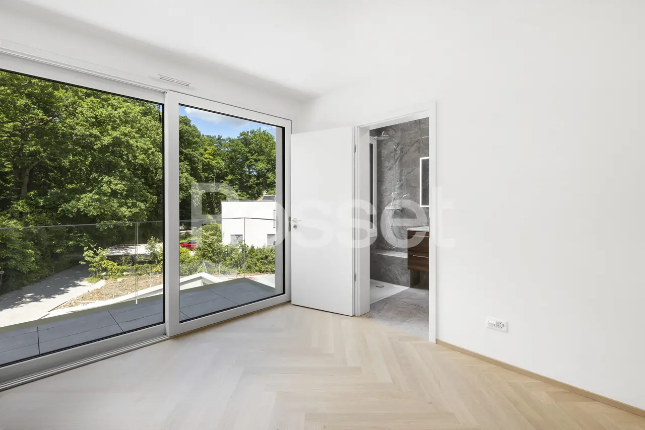 Helles, modernes Zimmer mit großem Fenster und Badzugang