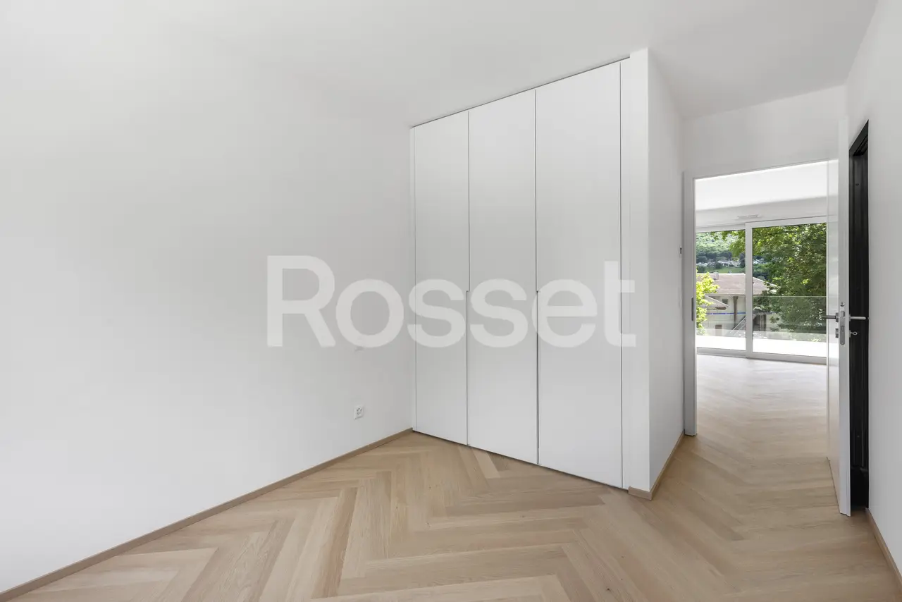 Helles Schlafzimmer mit Einbauschrank
