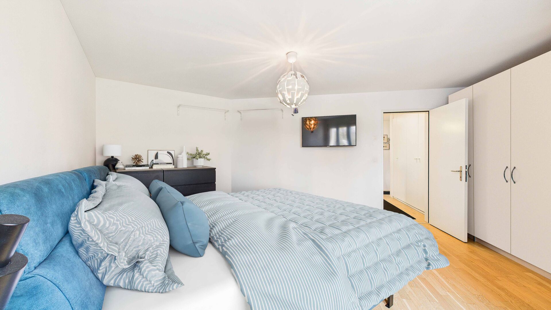 Helles Schlafzimmer mit Einbauschränken
