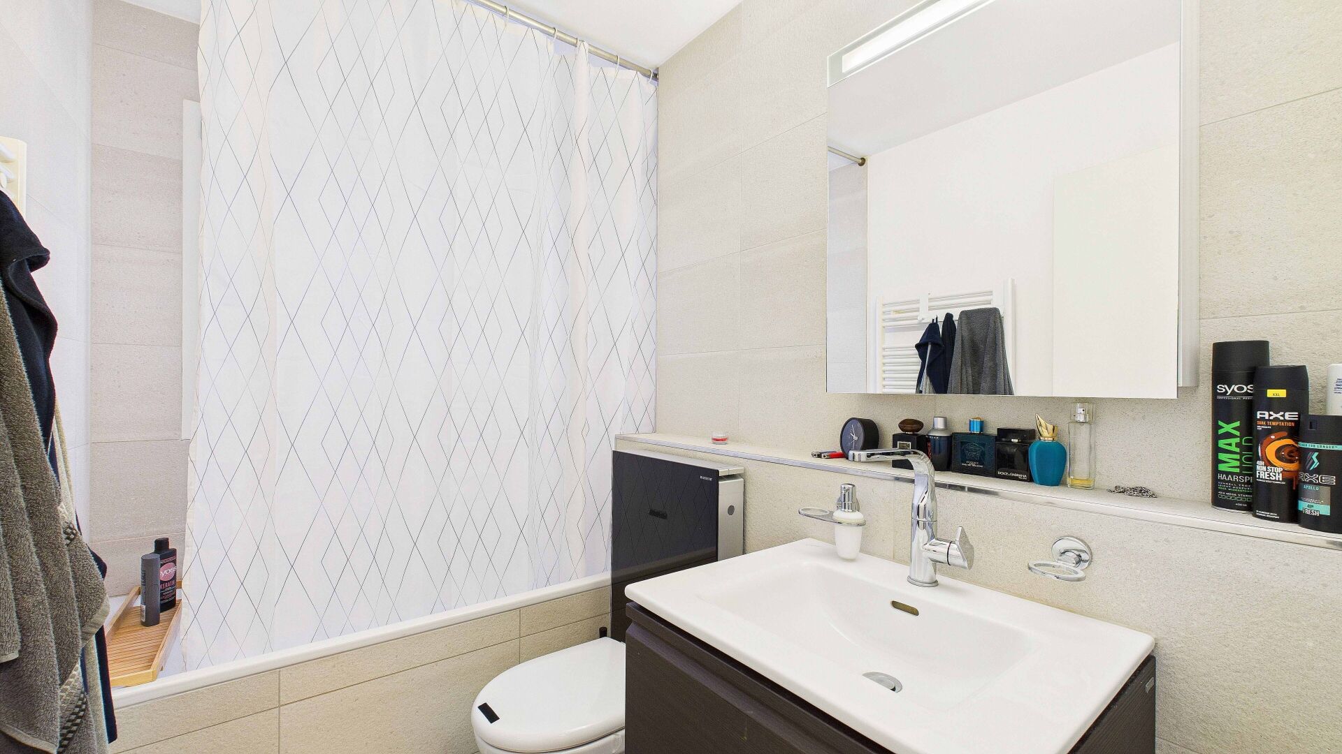 Modernes Badezimmer mit Badewanne und Waschplatz