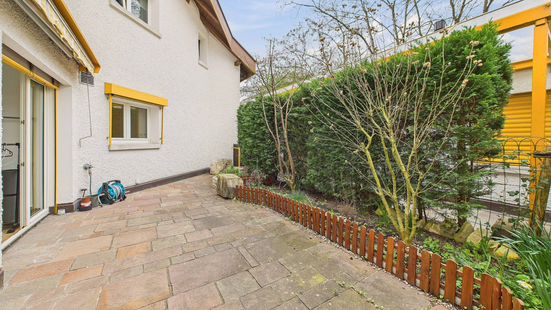 Garten- und Terrassenbereich an einem Wohnhaus