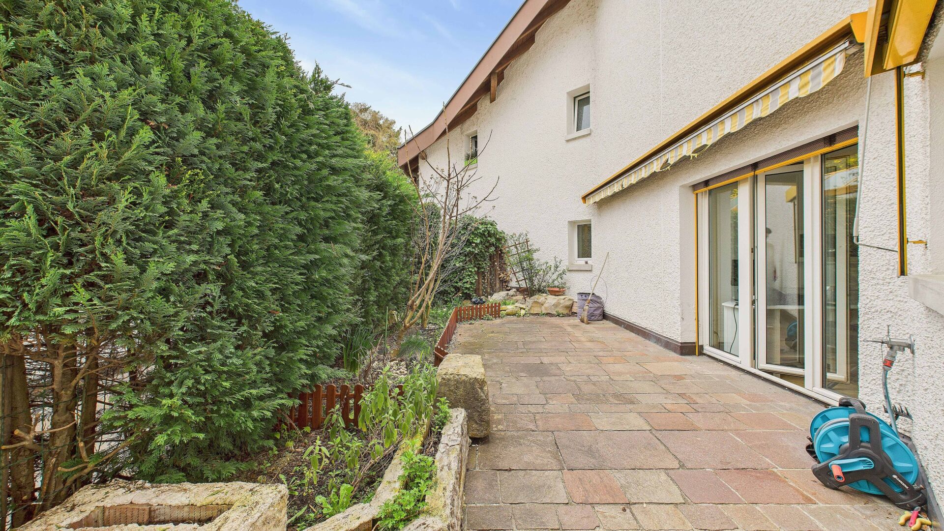 Terrasse mit Garten und Hausfassade