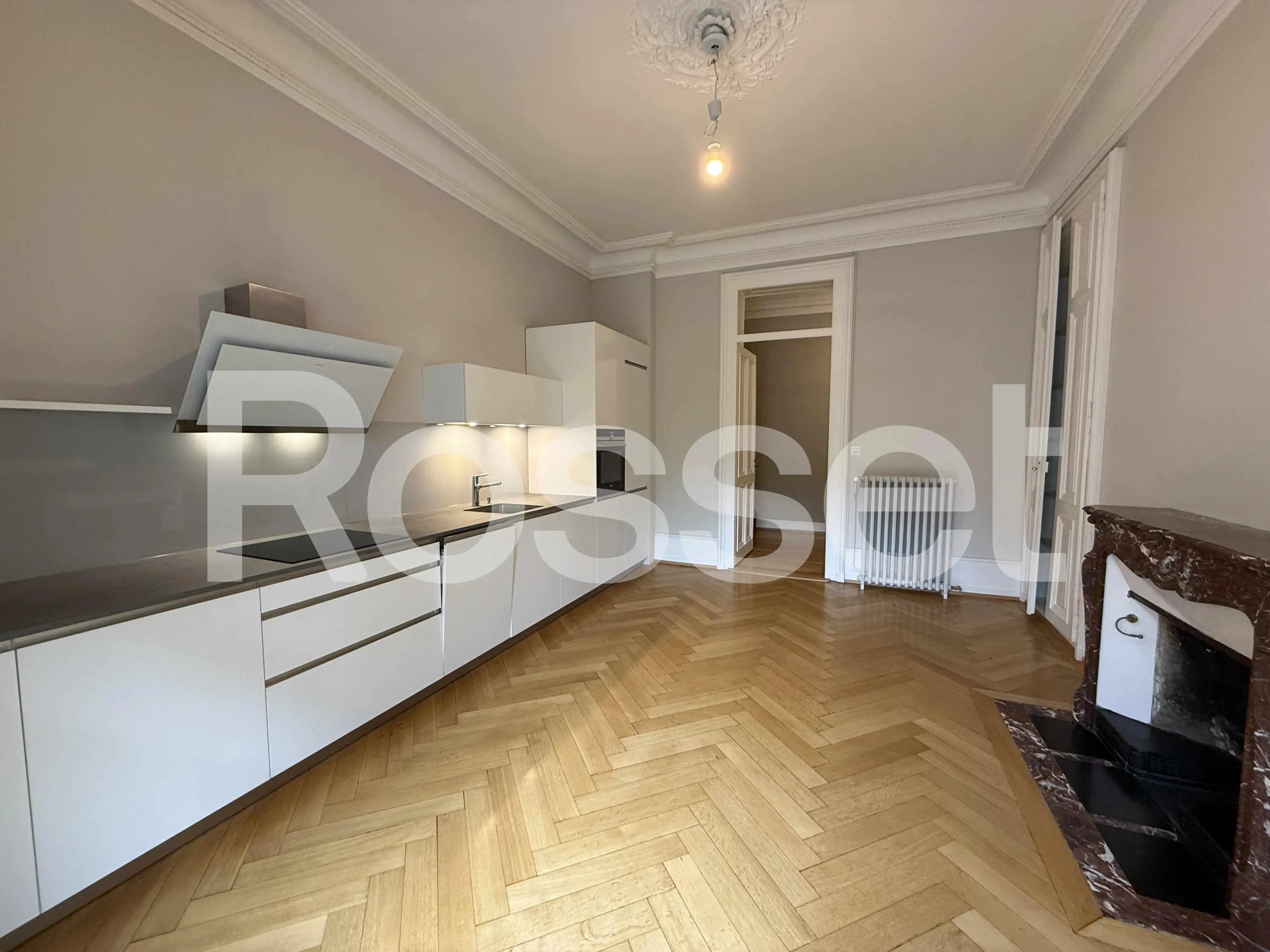 Heller Altbau-Raum mit offener Küche