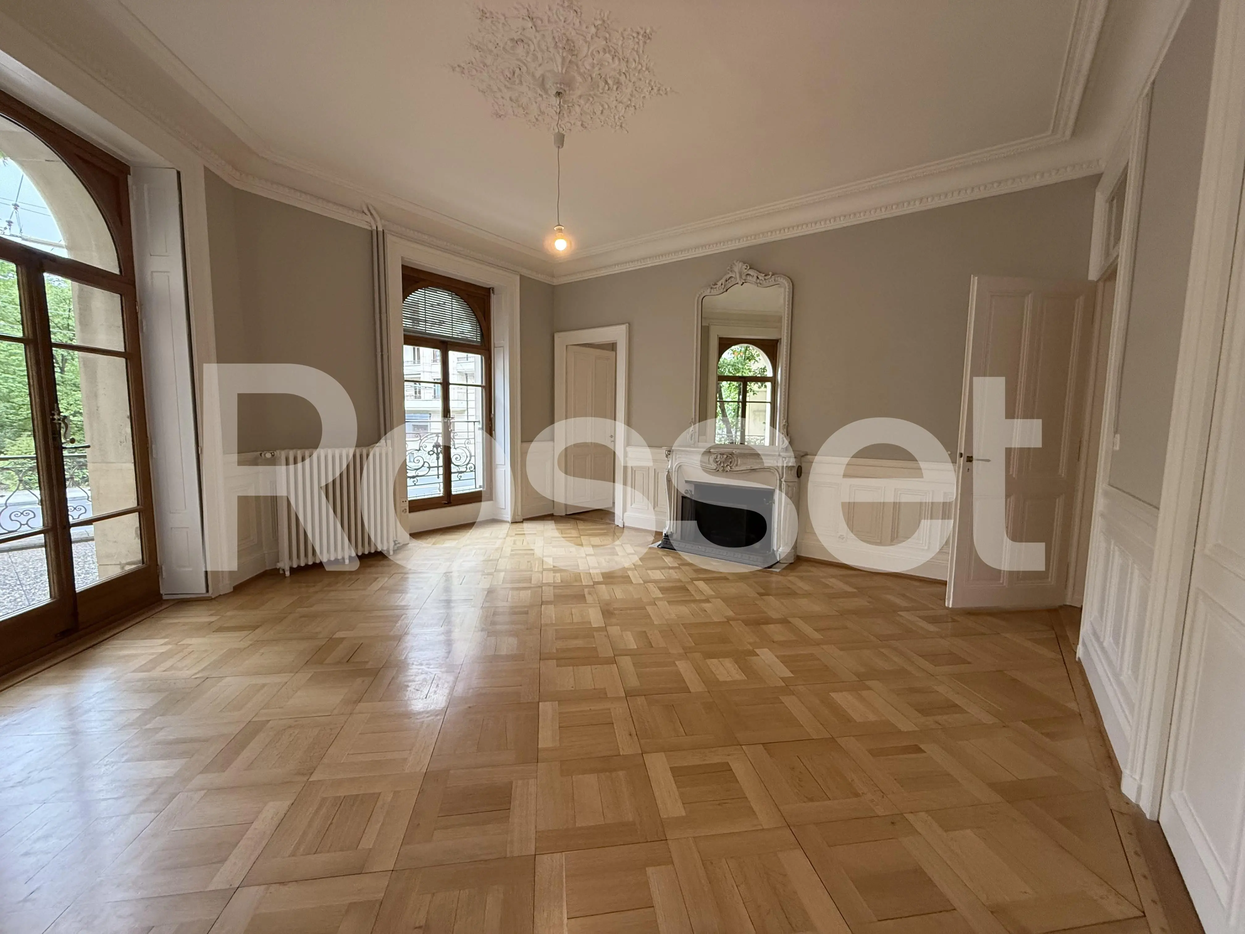 Elegantes historisches Wohnzimmer mit Parkett und Kamin