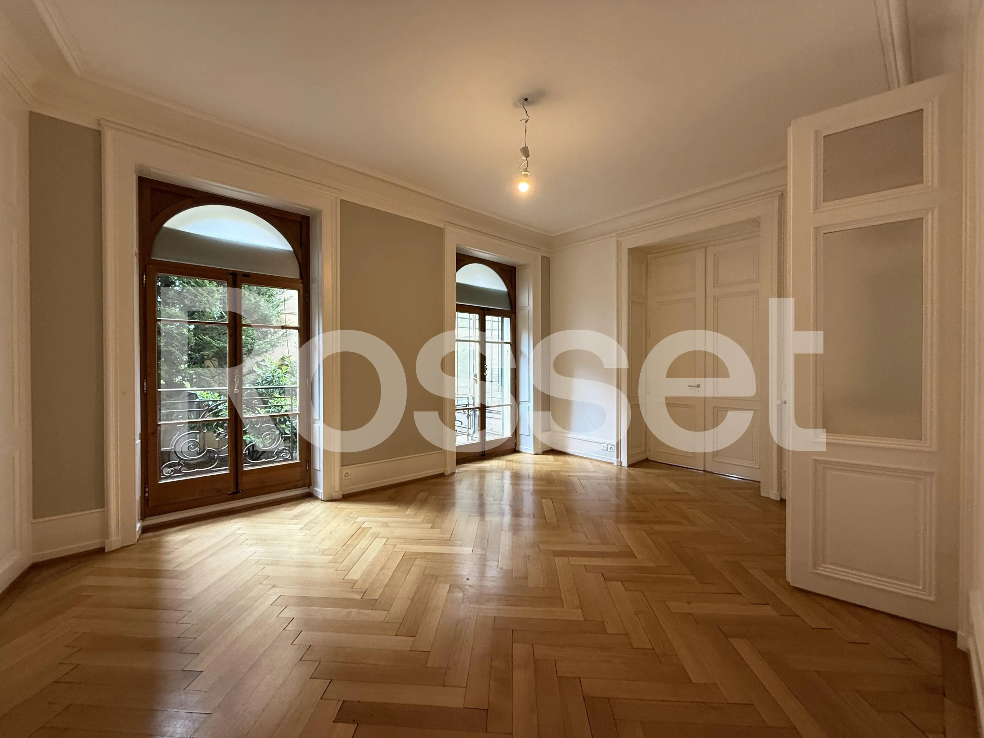 Eleganter leerer Altbau-Raum mit Fischgrätparkett