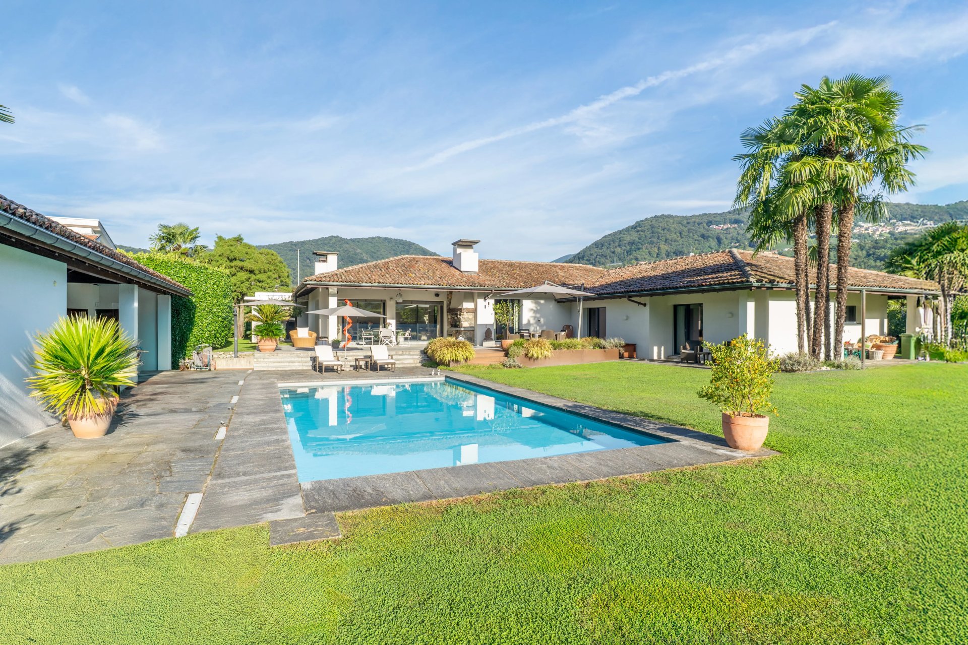 Luxuriöser Außenbereich mit Pool und Garten