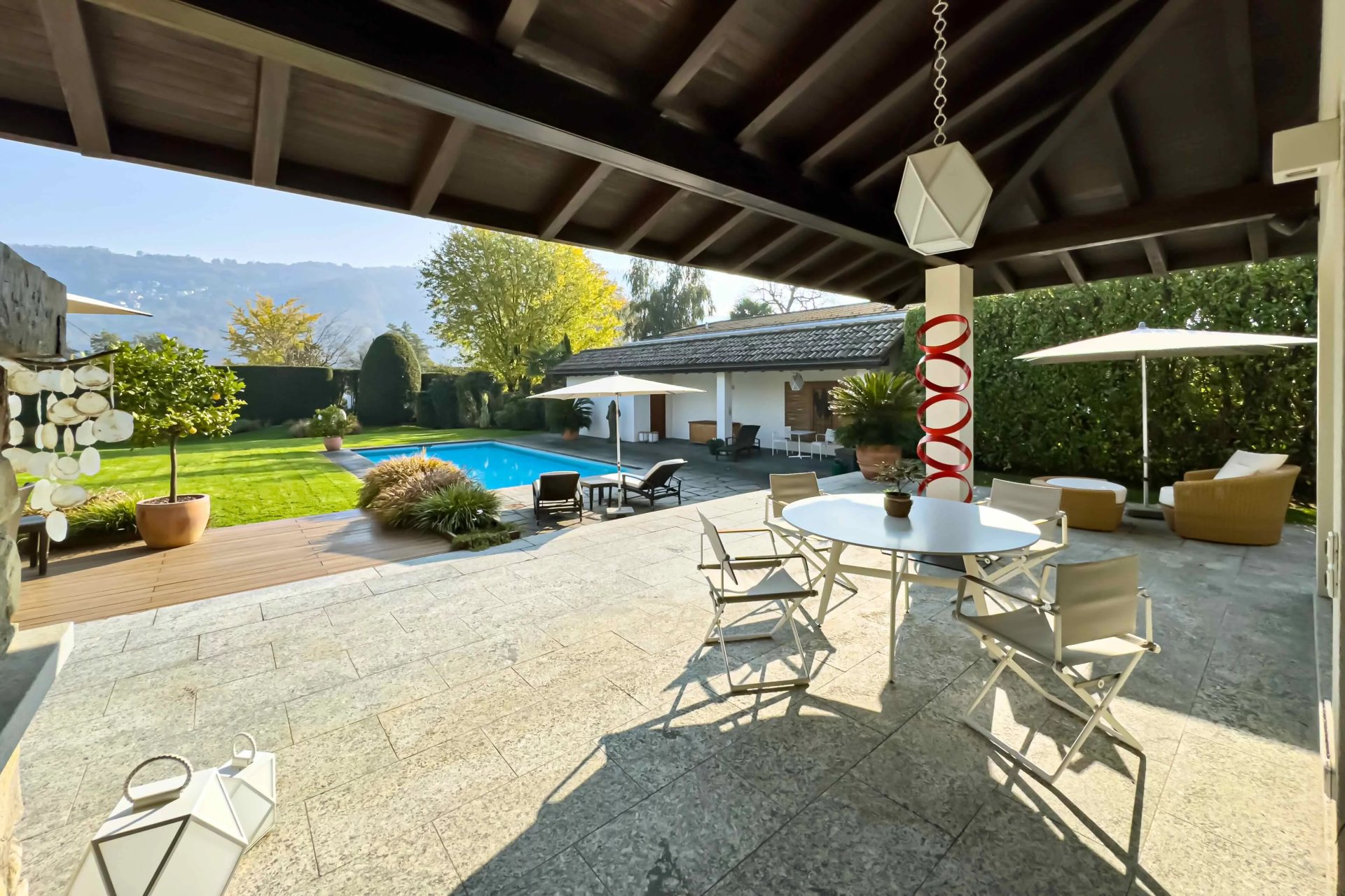 Gepflegte Poolterrasse mit Garten und Bergblick